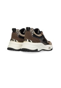 Hnědé a černé tenisky vyrobené z nubuku a síťoviny, s leopardím potiskem, kovovými detaily a tlustou bílou mezipodešví s texturovanou černou podešví.