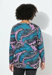 Langarmoberteil mit einem bunten abstrakten Muster in Blau, Lila und Schwarz. Weicher Stoff mit einer lockeren Passform und rundem Ausschnitt.