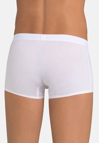 Weiße Baumwoll-Boxershorts mit glatter Textur und einem weichen elastischen Bund, mit dezentem Branding in passender Farbe.