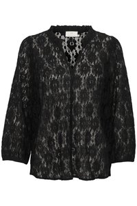Schwarze Spitzenbluse mit einem gerafften Ausschnitt, Dreiviertelärmel und floralem Muster mit leichter Transparenz. Knopfverschluss vorne.