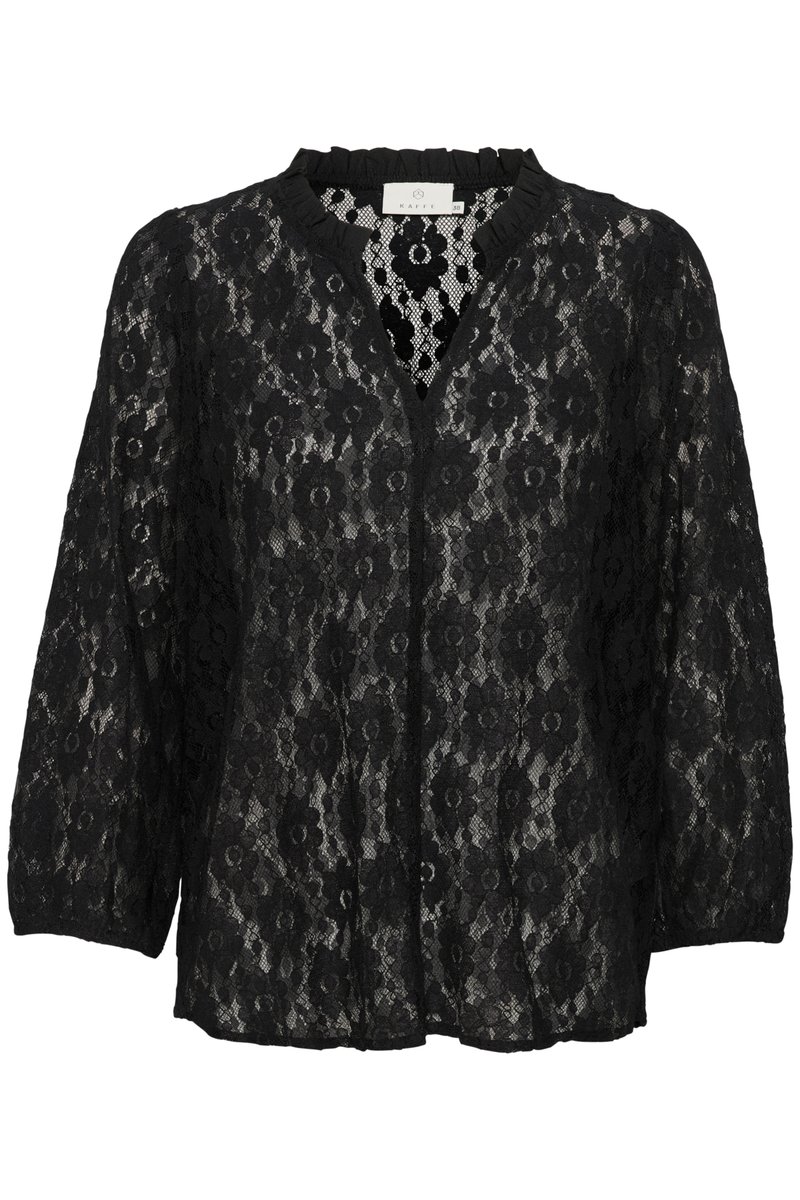 Blusa de encaje negro con un escote volante, mangas tres cuartos y patrones florales con una ligera transparencia. Con cierre de botones en la parte delantera.