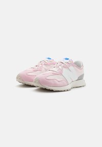 Un paio di sneakers New Balance rosa e bianche con lacci bianchi, logo blu sulla linguetta e suole grigie chiare su sfondo bianco.