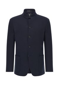 Blazer azul marino de manga larga con cuello mandarin, cinco botones, dos bolsillos frontales y una textura de tela suave.