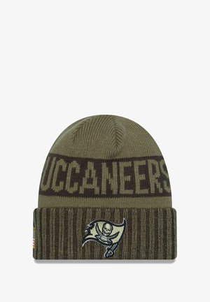 Olivgrüner gestrickter Beanie mit der Aufschrift "BUCCANEERS" in braunem Text, geripptem Bündchen und gesticktem Piratenflaggen-Logo in kontrastierenden Farben.