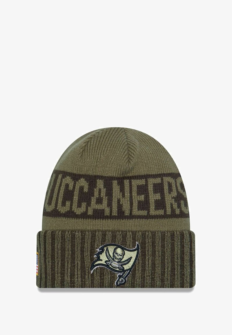 Bonnet en tricot vert olive avec "BUCCANEERS" en texte marron, bord côtelé et logo de drapeau de pirate brodé dans des couleurs contrastées.