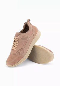 Ljusrosa mockaskor med perforerad detalj, platta snören och en texturerad krämfärgad gummisula. Rund tå och subtila sidodetaljer.