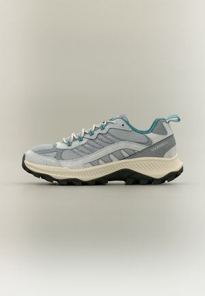 Scarpa da trail running Merrell grigio chiaro e verde acqua con tomaia in mesh e suede, intersuola beige spessa e suola esterna nera resistente.