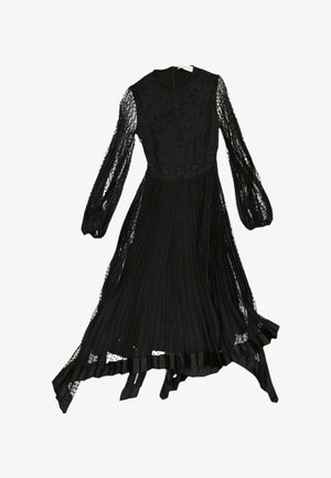 Robe noire à manches longues avec manches transparentes à pois, détails en dentelle sur le corsage, jupe plissée et ourlet asymétrique avec accents de ruban.