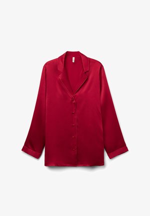 Rode satijnen blouse met lange mouwen, een uitgesneden kraag en een knoopsluiting aan de voorkant. Heeft een gladde textuur en een eenvoudige vormgeving zonder patronen.
