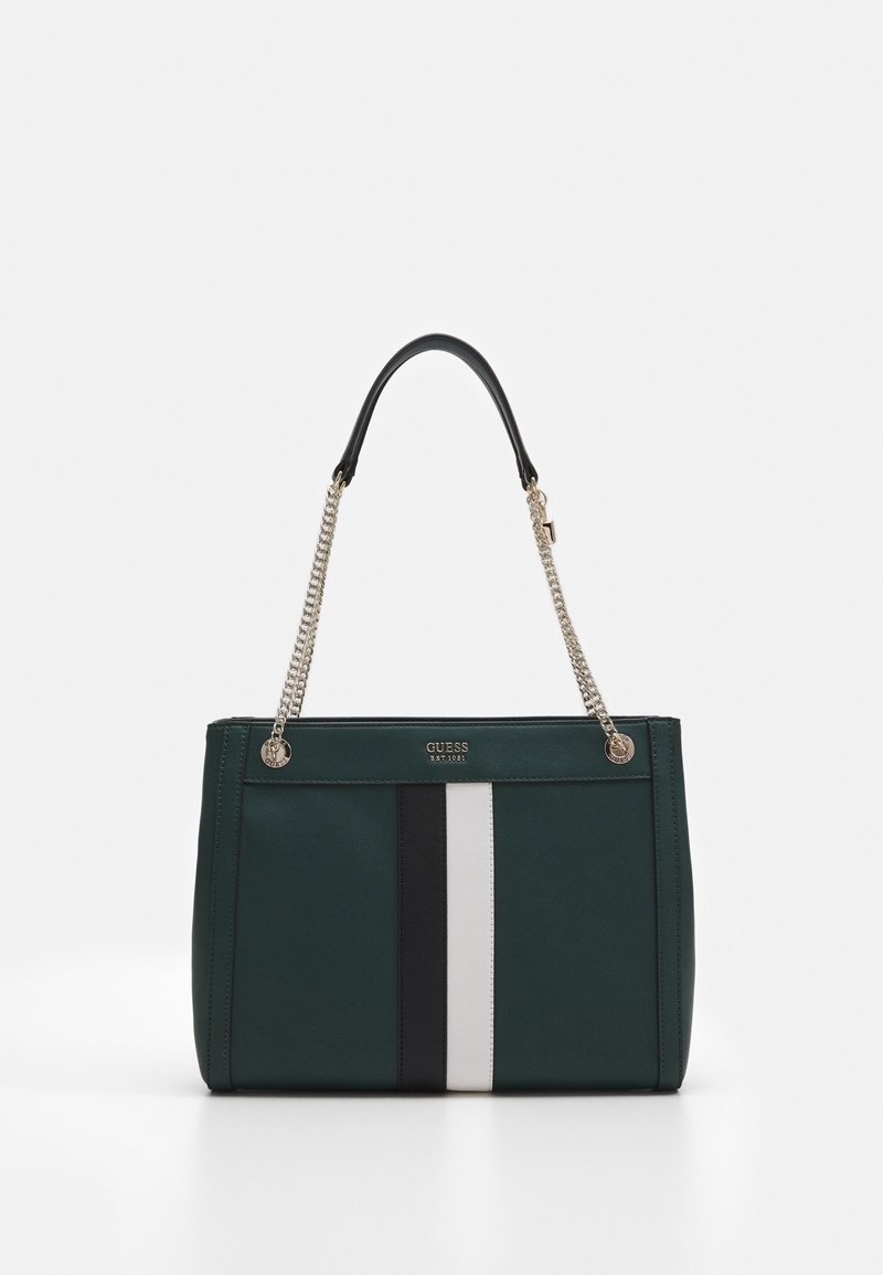 Sac à main vert avec des rayures verticales noires et blanches, poignées en chaîne argentées et logo Guess sur le devant.
