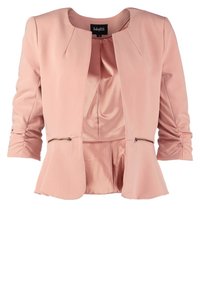 Vaaleanpunainen muotoiltu takki, jossa on pyöreä pääntie, 3/4-pituiset hihat ja rypytettyjä yksityiskohtia, edessä vetoketjujen sulkemiset lantiolla.