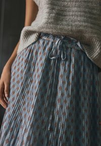 Next REGULAR FIT - PRINTED MIDI - Plisovaná sukně - blue
