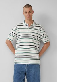Poloshirt met korte mouwen in horizontale strepen in marineblauw, groen en wit. Gemaakt van zachte stof met een kraag en een losse pasvorm.