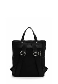 Mochila negra con doble asa en la parte superior y correas ajustables. Presenta una textura suave, un bolsillo con cremallera y detalles de correas en contraste.