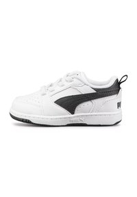 Sneaker bianche con dettagli neri, caratterizzate da una tomaia in pelle testurizzata, dettagli perforati sulla punta e una suola in gomma. Marchio PUMA visibile.
