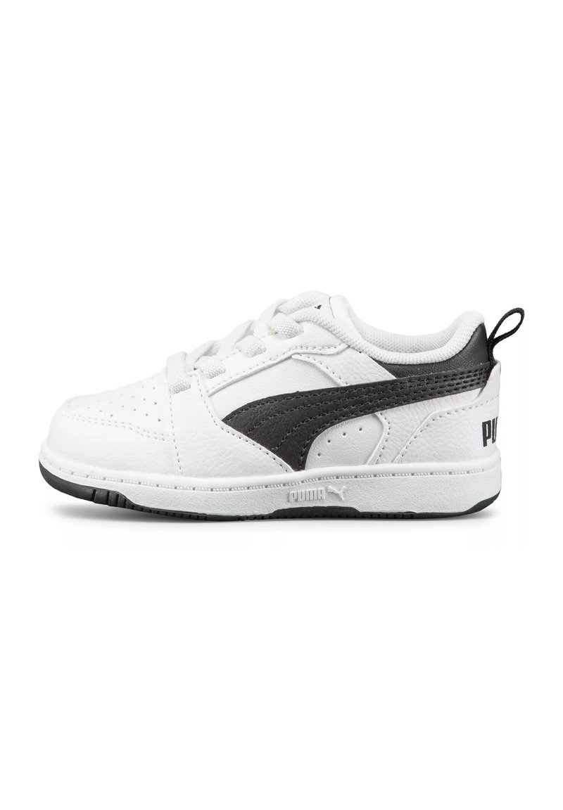 Sneaker bianche con dettagli neri, caratterizzate da una tomaia in pelle testurizzata, dettagli perforati sulla punta e una suola in gomma. Marchio PUMA visibile.