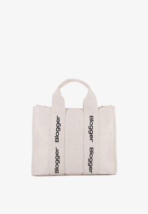 Bolsa tote de lona beige con dos asas, con texto negro vertical "Blogger" impreso repetidamente en las correas.