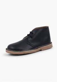 Stivale in pelle blu navy con punta tonda, due fori per i lacci e suola in gomma beige; presenta cuciture lungo il bordo della suola.