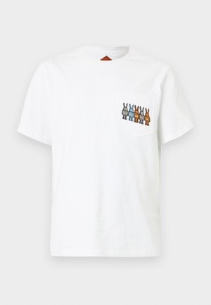 Weißes Baumwoll-T-Shirt mit kurzen Ärmeln und einer Tasche. Auf der Tasche befindet sich ein gesticktes Design von Kaninchen in Blau, Braun und Grau.