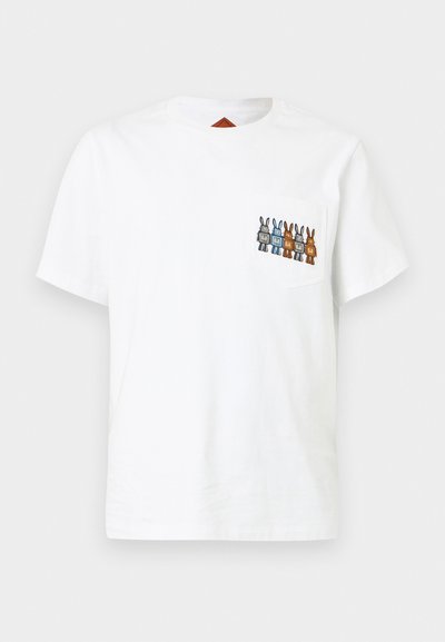 Λευκό βαμβακερό μπλουζάκι με κοντά μανίκια και μια τσέπη. Διαθέτει κεντητό σχέδιο με κουνέλια σε μπλε, καφέ και γκρι στην τσέπη.