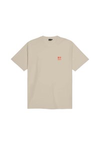 Beige Baumwoll-T-Shirt mit kurzen Ärmeln, Rundhalsausschnitt und einem kleinen roten Grafikdruck auf der linken Brustseite. Insgesamt schlichtes Design.
