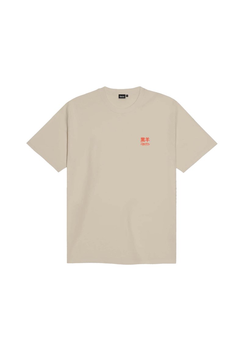 Beige Baumwoll-T-Shirt mit kurzen Ärmeln, Rundhalsausschnitt und einem kleinen roten Grafikdruck auf der linken Brustseite. Insgesamt schlichtes Design.