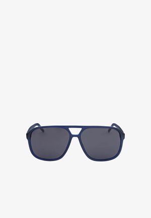 Occhiali da sole con montatura blu, lenti rettangolari scure e un piccolo ritaglio triangolare sopra il ponte del naso.