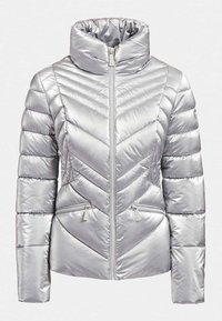 Sølvfarvet pufferjakke med høj krave, chevron-vatteret design og to lynlås lommer. Glat, skinnende tekstur med en tætsiddende silhuet.