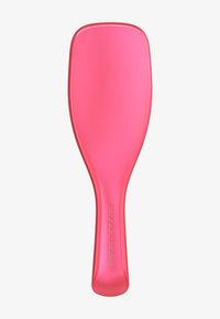 Różowa plastikowa szczotka do włosów z szeroką, płaską powierzchnią i wyprofilowanym uchwytem. Uchwyt posiada wytłoczone napisy "TANGLE TEEZER."
