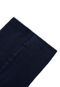 Calcetines azul marino con una textura suave, que cuentan con un puño acanalado y una zona del dedo del pie sin costuras. Diseño sencillo sin patrones ni acentos.