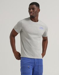 T-shirt in cotone grigio con maniche corte, scollatura tonda e logo blu "Lee Crayola" sul petto. Indossato con pantaloni cargo blu.