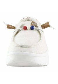 Scarpa slip-on bianca in tela con superficie testurizzata, suola in gomma e accenti di perline colorate sui lacci. Presenta una linguetta in pelle marrone.
