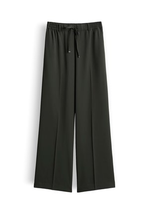 Schwarze Hose mit weitem Bein, elastischem Bund und Kordelzug, keine sichtbaren Taschen, glatter Stoff, vor weißem Hintergrund gezeigt.