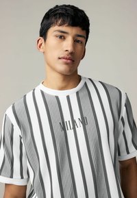 Next REGULAR FIT - VERTICAL STRIPE - T-shirts print - grey white
