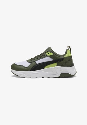 Baskets basses avec panneaux en mesh et cuir verts, blancs, noirs et jaunes, semelle blanche épaisse, et logo Puma noir sur le côté.