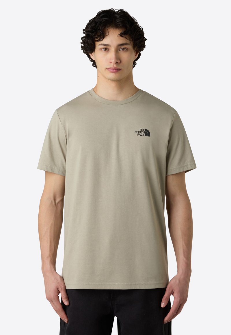 T-shirt a maniche corte in cotone leggera color khaki, con scollatura rotonda e un piccolo logo nero sulla parte superiore sinistra del petto.