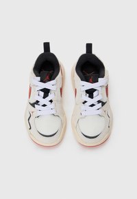 Białe i szare sneakersy z czarnymi akcentami, czerwonym logo i białymi sznurowadłami. Posiadają siateczkowe wstawki oraz teksturowaną gumową podeszwę. Okrągły kształt palców.