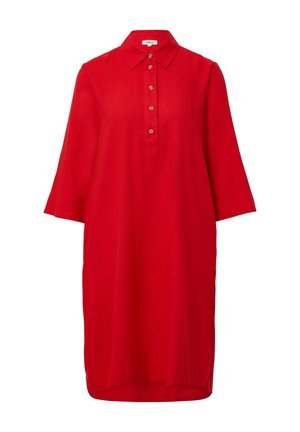 Crvena lanena haljina s ovratnikom, kopčanjem na gumbe i rukavima do tri četvrtine. Ima ravni kroj i blago zaobljen rub.