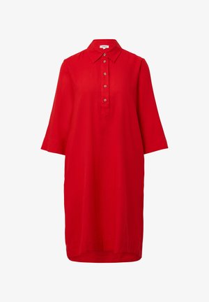Abito camicia in lino rosso con colletto, apertura con bottoni e maniche a tre quarti. Presenta una linea dritta e un orlo leggermente arrotondato.
