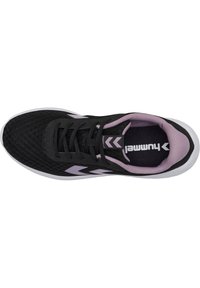 Svart sportskor med mesh-övre, rosa detaljer och vit sula. Har framträdande snörning och chevron-logotyp på sidan.