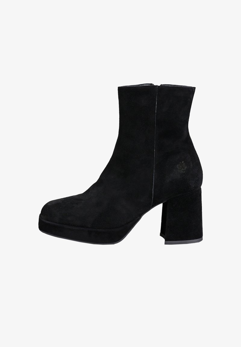 Schwarze Wildleder-Stiefeletten mit quadratischer Spitze, dickem Blockabsatz und seitlichem Reißverschluss. Mit dezentem geprägtem Logo-Detail.