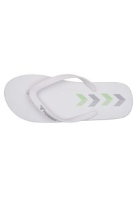 Vit flip-flop med strukturerad sula, prydd med grön och grå chevronmönster. PVC-remmar med lätt glans, logotyp tryckt på ena sidan.