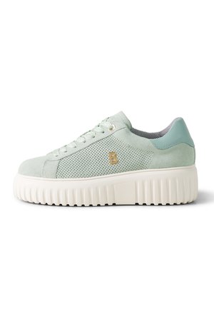 Lichtgroene suède sneaker met geperforeerd zijpaneel, dikke witte geribbelde zool, vetersluiting aan de voorkant en klein goudkleurig "B"-logo aan de zijkant.
