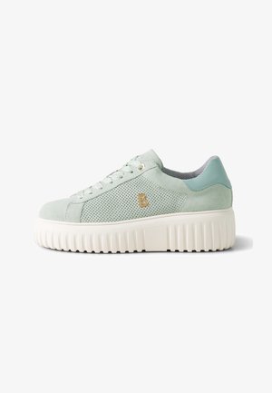 Lichtgroene suède sneaker met geperforeerd zijpaneel, dikke witte geribbelde zool, vetersluiting aan de voorkant en klein goudkleurig "B"-logo aan de zijkant.