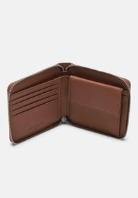 Brązowy skórzany portfel z zamkiem błyskawicznym wokół, kieszeniami na karty po lewej stronie oraz przegródką po prawej. Gładka faktura z subtelnym logo.