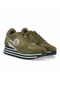 Olijfgroene suède sneakers met mesh zijkanten, metallic accenten en een zwart-witte gestreepte zool. Ronde neus en vetersluiting ontwerp.