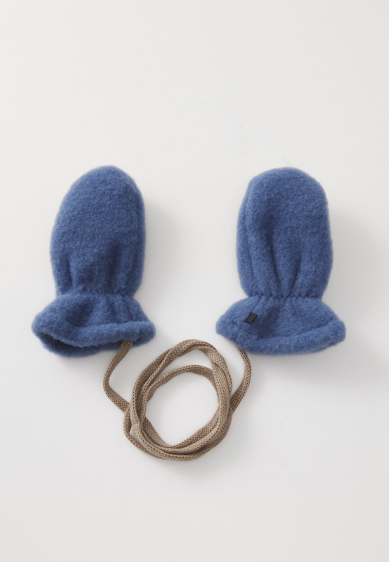 Myke blå votter koblet sammen med en lang beige strikket snor, designet for å holde hendene varme og snoren sikrer dem sammen.