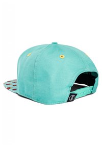 Gorra turquesa con visera estampada, con ojales amarillos, cierre ajustable a presión y etiqueta de logo negra en el lado.
