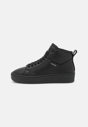 Czarny wysokotopowy sneaker z grubą podeszwą, sznurowany z przodu, z wyściełanym kołnierzem, pętelką na pięcie i małym białym logo "CPNHGN" po boku.