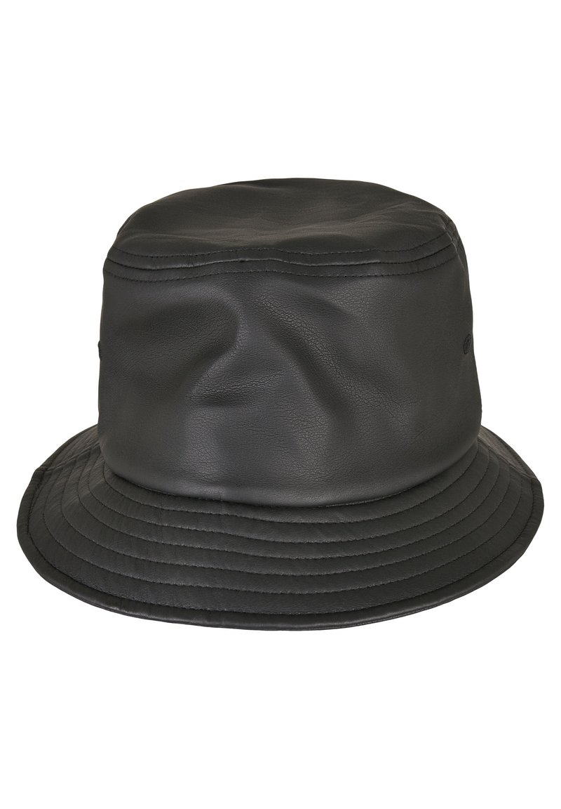 Černý kožený klobouk typu bucket se hladkým povrchem, zaoblenou korunou a širokým plochým okrajem s jemnými prošitými detaily.